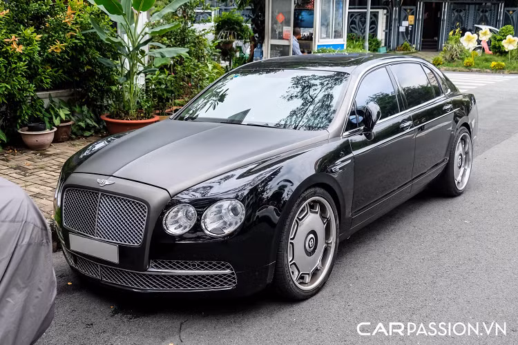 Mẫu xe siêu sang Bentley Continental Flying Spur là phiên bản 4 cửa của người anh em Continental GT được trình làng trước đó, đồng thời cũng là mẫu xe Bentley được ưa chuộng bậc nhất tại thị trường Việt Nam. Mặc dù đã bước qua thời kỳ đỉnh cao, những chiếc xe siêu sang hơn 10 năm tuổi vẫn nhận được không ít sự quan tâm từ khách hàng trong nước trên thị trường xe cũ với mức giá trên dưới 3 tỷ đồng tuỳ vào tình trạng.