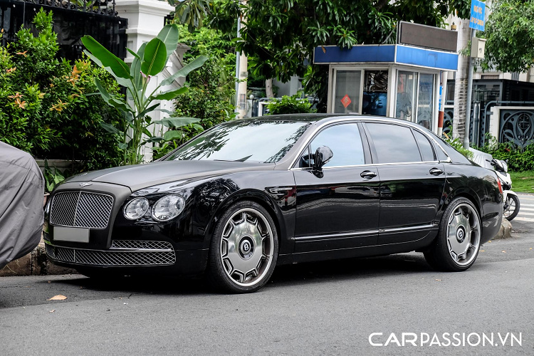 Khoang nội thất trên Bentley Continental Flying Spur được chế tác thủ công dưới bàn tay của những người thợ lành nghề tại nhà máy ở Crewe, Anh Quốc. Các chi tiết như: táp-pi cửa, bảng táp-lô, ghế ngồi hay trần xe đều được bọc da cao cấp và ốp gỗ thượng hạng. Ở vị trí trung tâm là sự hiện diện của một chiếc đồng hồ cơ của thương hiệu Breitling. Khu vực cụm điều khiển giữa hàng ghế trước được ốp gỗ, điểm nhấn là cần số kim loại cỡ lớn đính logo Bentley.