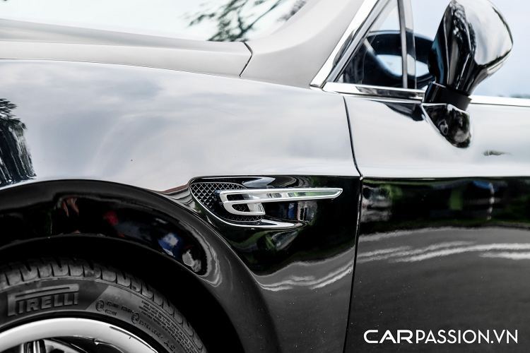 Dòng xe Flying Spur hiện nay đã bước sang thế hệ thứ ba với những sự thay đổi đáng kể về mặt thiết kế cũng như công nghệ, trong khi đó cái tên 'Continental Flying Spur' ở thế hệ đầu tiên được rút gọn thành 'Flying Spur' ở hai thế hệ tiếp theo. So với thiết kế nguyên bản có phần mềm mại trên Continental Flying Spur, bộ bodykit mang đến một diện mạo cứng cáp và hiện đại hơn.