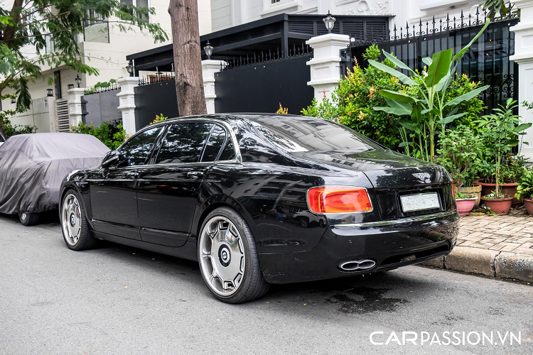 Bản độ Bentley Continental Flying Spur Speed tại TP HCM này được trang bị cỗ máy W12 tăng áp có dung tích 6.0 lít, sản sinh công suất tối đa 552 mã lực và mô-men xoắn cực đại đạt mức 649 Nm. Sức mạnh từ khối động cơ được truyền đến các bánh xe qua hộp số tự động ZF 6 cấp, mẫu sedan siêu sang này chỉ mất 5,2 giây để tăng tốc từ 0-100 km/h và có tốc độ tối đa lên đến 312 km/h.