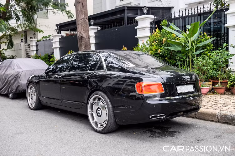 Bản độ Bentley Continental Flying Spur Speed tại TP HCM này được trang bị cỗ máy W12 tăng áp có dung tích 6.0 lít, sản sinh công suất tối đa 552 mã lực và mô-men xoắn cực đại đạt mức 649 Nm. Sức mạnh từ khối động cơ được truyền đến các bánh xe qua hộp số tự động ZF 6 cấp, mẫu sedan siêu sang này chỉ mất 5,2 giây để tăng tốc từ 0-100 km/h và có tốc độ tối đa lên đến 312 km/h.