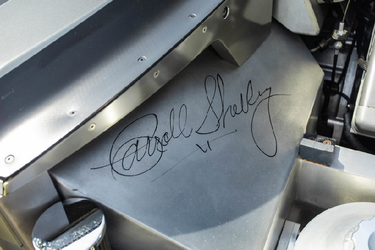 Dưới nắp capo là động cơ V10 làm bằng nhôm dung tích 6.4 lít DOHC 40 van. Động cơ sản sinh công suất 605 mã lực tới bánh sau thông qua hộp số 6 cấp gắn phía sau. Chỉ có bốn động cơ V10 do Ford Advanced Powertrain sản xuất.