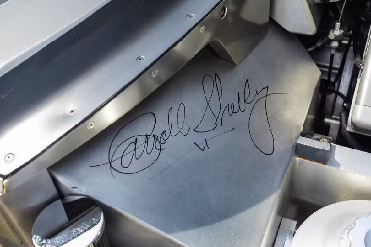 Dưới nắp capo là động cơ V10 làm bằng nhôm dung tích 6.4 lít DOHC 40 van. Động cơ sản sinh công suất 605 mã lực tới bánh sau thông qua hộp số 6 cấp gắn phía sau. Chỉ có bốn động cơ V10 do Ford Advanced Powertrain sản xuất.