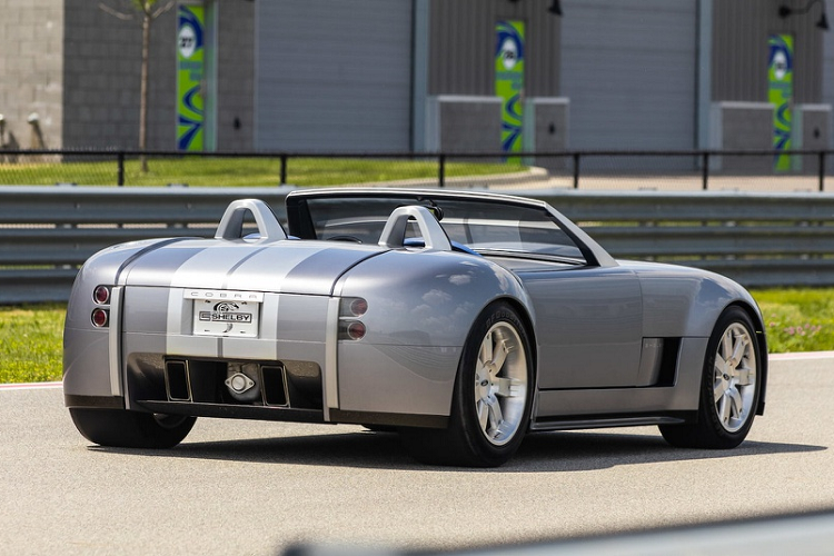 Sau 17 năm, chiếc Ford Shelby Cobra đặc biệt mui trần nguyên mẫu duy nhất với biệt danh “Daisy” vẫn được bán với giá 2,64 triệu USD (khoảng hơn 60 tỷ đồng).