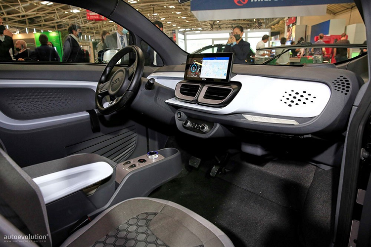 Từng được gọi bằng cái tên LSEV, XEV YoYo có kích thước rất nhỏ, chỉ dài 2.500 mm, nên chỉ cung cấp khoang hành lý khá hẹp và nội thất đủ chỗ cho 2 người ngồi. Ngoài ra, mẫu ô tô điện này còn được trang bị gương chiếu hậu chỉnh điện, tính năng mở cửa không cần chìa khóa và màn hình cảm ứng cỡ lớn của hệ thống thông tin giải trí.