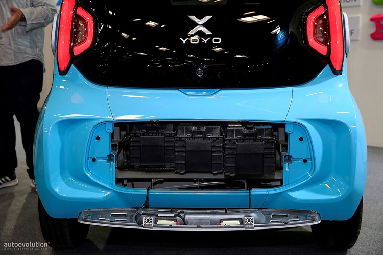 Tương tự VinFast VF e34 tại Việt Nam, XEV YoYo cũng đi kèm dịch vụ đổi pin để người dùng không phải chờ sạc pin. Theo công ty này, pin của xe có thể đổi dễ dàng trong thời gian chỉ vài phút.