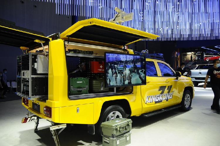 Tấm cản trước mạnh mẽ sẽ khiến bạn khỏi cần quan tâm đến góc tiếp cận của chiếc bán tải, đồng thời một loạt các hốc gió, bộ chẻ gió, và vây tản nhiệt phức tạp cho thấy đây rõ ràng không phải một chiếc xe để chở hàng thực dụng. Ngay cả đèn pha cũng khác với hốc gió bên dưới và những chiếc móng mạ crôm để tăng phần dữ dằn. Tương tự, phần đuôi xe cũng có tấm cản va kiểu thể thao, đèn hậu màu tối, 4 ống xả, và bộ khuếch tán gió.