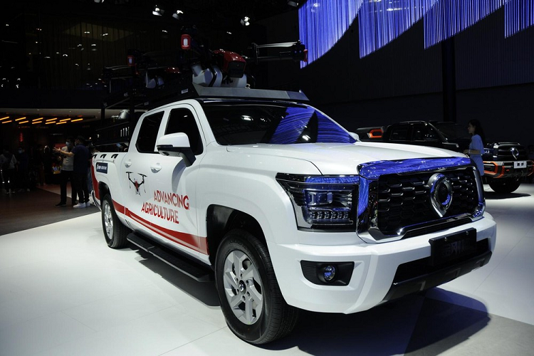 Những tấm chắn bùn rộng tích hợp khe gió, thanh ốp ngưỡng cửa khí động học, và cấu trúc cánh gió trên thùng xe đã giúp bổ sung thêm vẻ lôi cuốn bên ngoài của xe cùng với bộ la-zăng màu đen với vòng màu vàng.