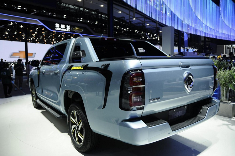 Đúng với triết lý “lowrider”, Supercar Pickup có gầm thấp cách mặt đất chỉ vài cm, với khoảng cách trục bánh rộng hơn, bộ lốp chuyên đi đường phố, và trục bánh trước góc âm độ khiến nó như thể sẵn sàng cho đường đua. Những bộ phận vẫn được giữ nguyên từ xe tiêu chuẩn chỉ còn có cửa ra vào, và cửa sổ bên.