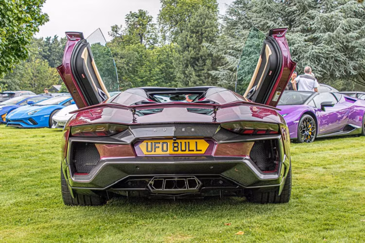 Đi kèm là cánh gió khí động học cỡ lớn, được đặt trên cánh gió điều chỉnh điện tiêu chuẩn của Aventador.