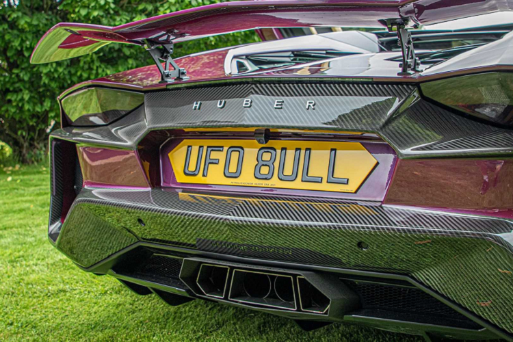 Cản sau được thiết kế hầm hố hơn với các hốc thoát gió cỡ lớn. Các chi tiết đều làm từ sợi carbon.