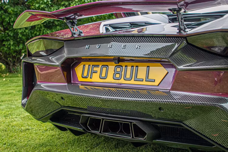 Cản sau được thiết kế hầm hố hơn với các hốc thoát gió cỡ lớn. Các chi tiết đều làm từ sợi carbon.