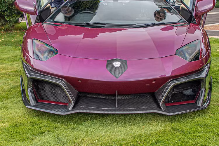 Khách hàng có thể lựa chọn nắp capo được làm từ sợi carbon với logo Huber thay thế cho logo Lamborghini. Gói độ không can thiệp vào hệ thống vận hành. Khách hàng có thể nâng cấp từ phiên bản LP700-4 cho đến Aventador S.