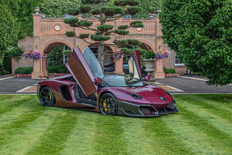 Chỉ có 21 bộ bodykit Huber Era được sản xuất. Mức giá gói độ Huber Era cho Lamborghini Aventador khởi điểm lên đến 35.420 USD.