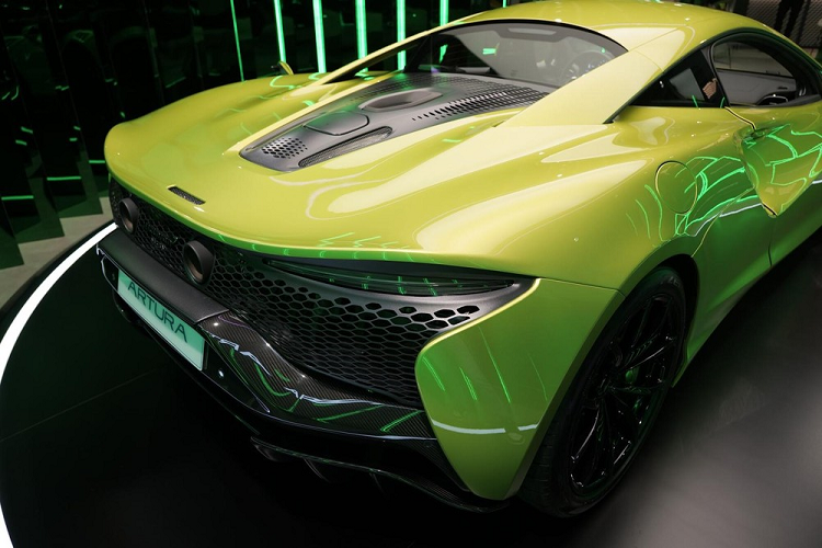 Gần đây nhất, một nước châu Á được giới thiệu siêu xe McLaren Artura chính là Hồng Kông, khu vực hành chính đặc biệt của Trung Quốc luôn nhận được sự quan tâm của không ít hãng siêu xe trên thế giới. McLaren Artura không sớm thì muộn sẽ về Việt Nam đã ra mắt ở Hồng Kông, giá gần 12 tỷ đồng. Lý do là các đại gia trong nước rất mê các phiên bản của hãng xe Anh quốc này.