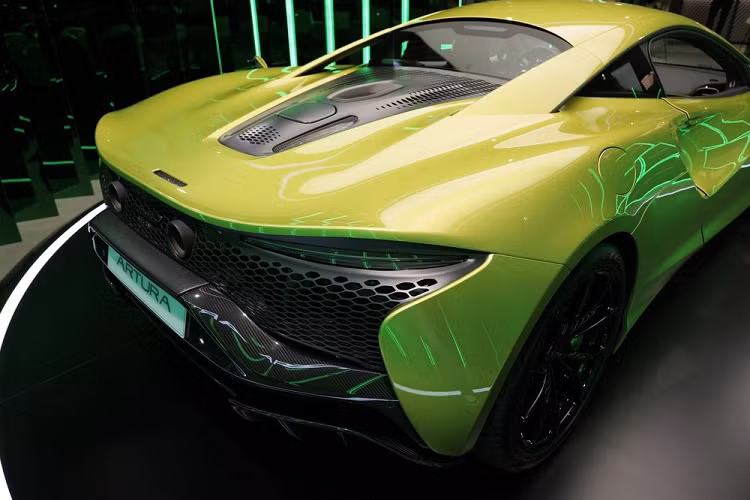 Gần đây nhất, một nước châu Á được giới thiệu siêu xe McLaren Artura chính là Hồng Kông, khu vực hành chính đặc biệt của Trung Quốc luôn nhận được sự quan tâm của không ít hãng siêu xe trên thế giới. McLaren Artura không sớm thì muộn sẽ về Việt Nam đã ra mắt ở Hồng Kông, giá gần 12 tỷ đồng. Lý do là các đại gia trong nước rất mê các phiên bản của hãng xe Anh quốc này.