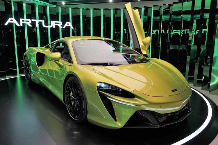 Tuy nhiên, chắc có lẽ sẽ mất nhiều thời gian để chiếc Artura đầu tiên về nước. Hiện tại, hãng siêu xe Anh quốc đang chạy chương trình quảng cáo cho siêu xe McLaren Artura với nhiều điểm đến trên thế giới đã được liệt kê nhưng chắc chắn sẽ không có Việt Nam vì chưa có đại lý McLaren nào được mở ra ở đây.
