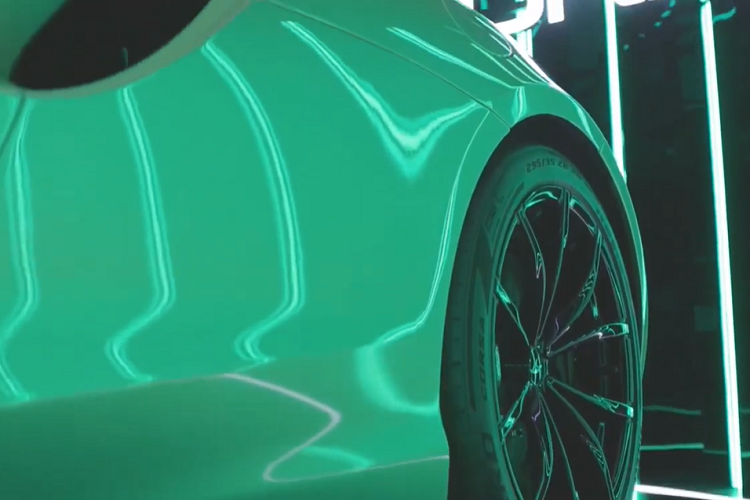 Artura cũng là chiếc siêu xe thương mại đầu tiên của McLaren được trang bị hệ truyền động plug-in hybrid. Trước đó, Senna và P1 đã sử dụng hệ truyền động này nhưng phân khúc của 2 mẫu xe này là hypercar, giới hạn số lượng sản xuất và giá bán khá đắt đỏ