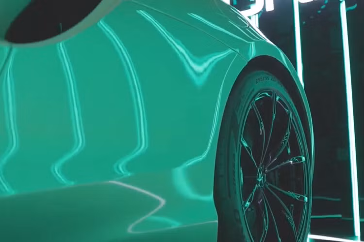 Artura cũng là chiếc siêu xe thương mại đầu tiên của McLaren được trang bị hệ truyền động plug-in hybrid. Trước đó, Senna và P1 đã sử dụng hệ truyền động này nhưng phân khúc của 2 mẫu xe này là hypercar, giới hạn số lượng sản xuất và giá bán khá đắt đỏ