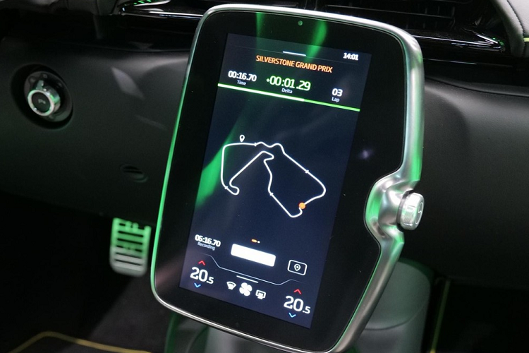 Khác với các phiên bản siêu xe McLaren 720S, Senna hay gần nhất là McLaren 765LT về Việt Nam được trang bị động cơ xăng V8, siêu xe McLaren Artura sử dụng hệ truyền động plug-in hybrid, lai giữa động cơ xăng và điện.