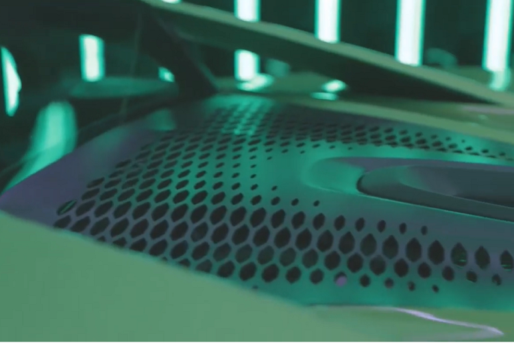 Chỉ với động cơ điện, McLaren Artura có thể hoàn thành quãng đường dài 30 km. Điểm đáng chú ý của hệ thống plug-in hybrid trên siêu xe Artura chính là có thể sạc độc lập, nguồn điện gia đình có thể sạc từ 20% đến 80% pin cho xe chỉ trong thời gian 2,5 giờ.