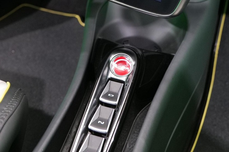 Artura là siêu xe hybrid thương mại đầu tiên của McLaren và đây là lý do có thể thu hút sự quan tâm của đại gia Việt. Thời gian tăng tốc từ 0 đến 100 km/h của siêu xe McLaren Artura chỉ 3 giây, khá ấn tượng cho mẫu xe sử dụng động cơ V6, dung tích 3.0 lít