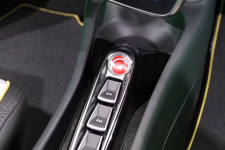 Artura là siêu xe hybrid thương mại đầu tiên của McLaren và đây là lý do có thể thu hút sự quan tâm của đại gia Việt. Thời gian tăng tốc từ 0 đến 100 km/h của siêu xe McLaren Artura chỉ 3 giây, khá ấn tượng cho mẫu xe sử dụng động cơ V6, dung tích 3.0 lít