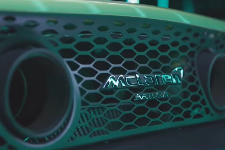 Cụ thể, khối động cơ xăng V6, dung tích 3.0 lít, tăng áp kép trên siêu xe McLaren Artura sẽ sản sinh ra công suất 577 mã lực. Ngoài ra, xe còn có thêm 94 mã lực đến từ động cơ điện. Nhờ vậy, tổng công suất trên siêu xe McLaren Artura khi kết hợp động cơ xăng và điện là 671 mã lực.