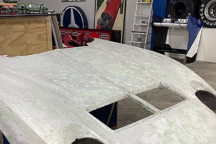 Sức mạnh được truyền tới cầu sau thông qua hộp số sàn 5 cấp, cho phép xe tăng tốc từ 0-100 km/h trong 6,7 giây và đạt vận tốc tối đa 267 km/h.