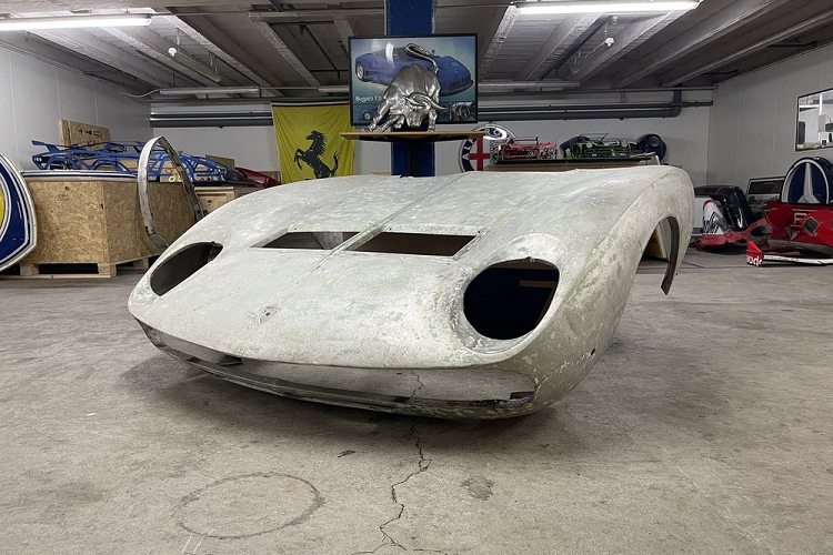 Collecting Cars là nền tảng đấu giá trực tuyến toàn cầu nổi tiếng. Mới đây, trên trang này đã diễn ra một phiên đấu giá đặc biệt và thu hút sự chú ý của không ít người. Phiên đấu giá không có sự tham gia của một chiếc ôtô nguyên vẹn. Thay vào đó, "nhân vật chính" trong phiên đấu giá lại là nắp ca-pô của một chiếc siêu xe Lamborghini Miura SV.