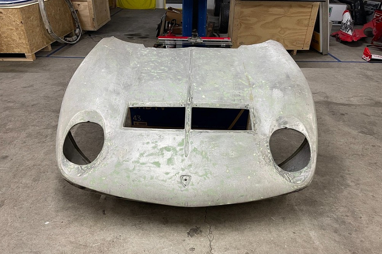 Được biết, nắp ca-pô này từng thuộc về một chiếc siêu xe Lamborghini Miura SV thập niên '70. Sau đó, chiếc siêu xe được chủ nhân thay cho nắp ca-pô nâng cấp mới. Kể từ đó, nắp ca-pô cũ được cất giữ cẩn thận trong garage và chưa từng được lắp lại lên xe. Người ta cho rằng nắp ca-pô này là món quà tuyệt vời dành cho những người đam mê dòng siêu xe Lamborghini Miura. Ngoài ra, chủ sở hữu mới có thể mang chiếc nắp ca-pô đi phục chế và biến đổi thành tác phẩm nghệ thuật để trang trí trong nhà hoặc trưng bày ở bất kỳ đâu.