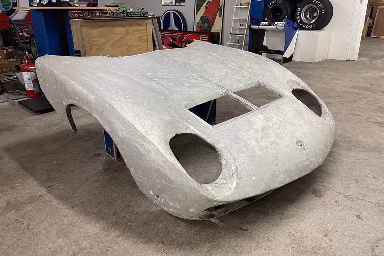 Trong lịch sử của hãng Lamborghini, Miura là siêu xe mang tính biểu tượng và chiếm một vị trí quan trọng. Đây là siêu xe được ra đời dưới bàn tay của Marcelo Gandini - nhà thiết kế trẻ đến từ hãng Bertone danh tiếng. Khi thiết kế Lamborghini Miura, ông Gandini mới 25 tuổi. Ông Gandini đã tạo hình Lamborghini Miura như một chú bò tót đang cúi đầu và chuẩn bị chiến đấu.