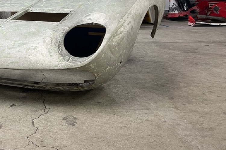 Tất nhiên, nắp ca-pô này cũng không hề bình thường chút nào. Đây là nắp ca-pô của một chiếc siêu xe hiếm mang thương hiệu Lamborghini Miura SV. Sau 62 vòng đấu giá, nắp ca-pô của chiếc siêu xe Ý cuối cùng được bán với số tiền lên đến 14.000 Euro (khoảng 373 triệu đồng). Nói cách khác, nắp ca-pô của siêu xe Lamborghini Miura SV có giá bằng một chiếc Kia Morning hay Hyundai Grand i10 tại Việt Nam.