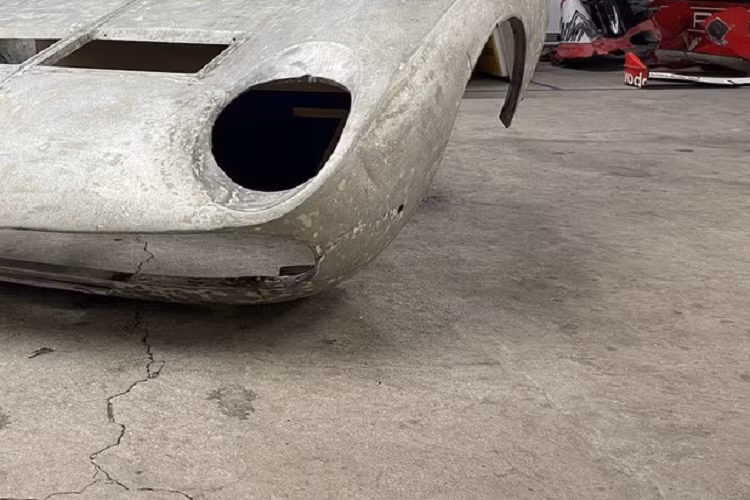 Tất nhiên, nắp ca-pô này cũng không hề bình thường chút nào. Đây là nắp ca-pô của một chiếc siêu xe hiếm mang thương hiệu Lamborghini Miura SV. Sau 62 vòng đấu giá, nắp ca-pô của chiếc siêu xe Ý cuối cùng được bán với số tiền lên đến 14.000 Euro (khoảng 373 triệu đồng). Nói cách khác, nắp ca-pô của siêu xe Lamborghini Miura SV có giá bằng một chiếc Kia Morning hay Hyundai Grand i10 tại Việt Nam.