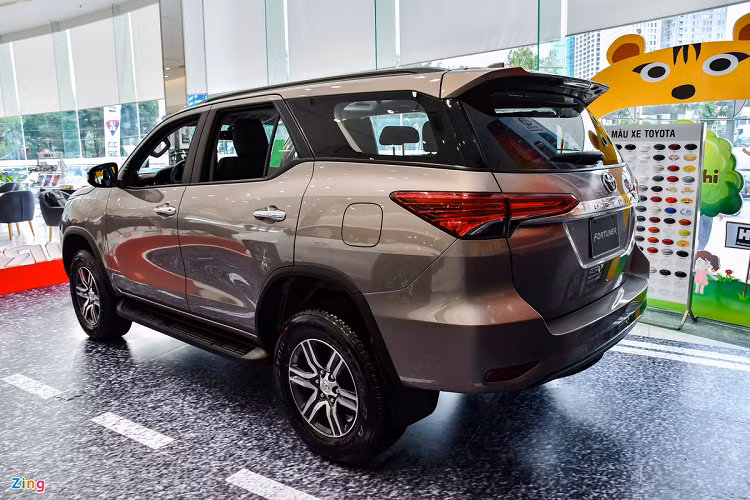 Để cải thiện điều này, Toyota đã mang bản nâng cấp của Fortuner về Việt Nam vào tháng 9/2020, chỉ sau một thời gian ngắn ra mắt tại Thái Lan. Nhờ bản mới, Fortuner vươn lên dẫn đầu về doanh số ở ngay tháng 10/2020 nhưng mẫu xe này nhanh chóng trở về vị trí quen thuộc - xếp sau Santa Fe - ở các tháng sau đó.