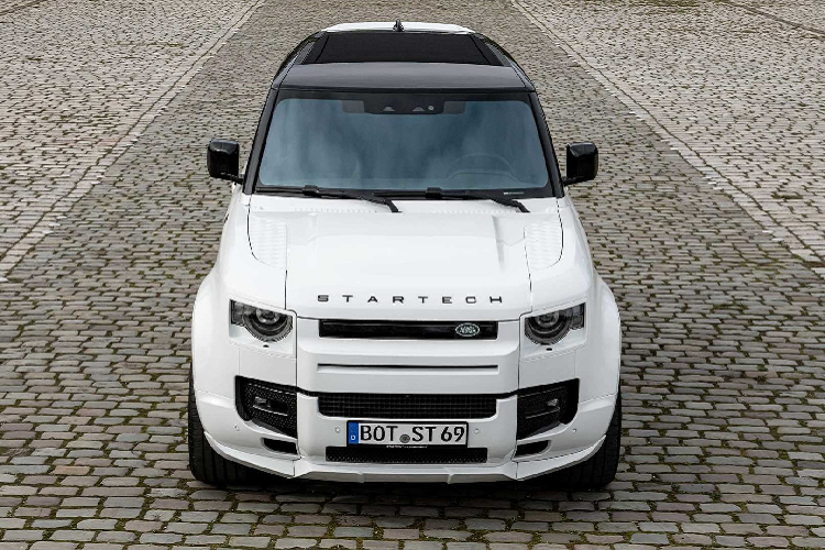 Điểm đáng chú ý nhất là việc loại bỏ bánh dự phòng ở phía sau và thay vào đó là họa tiết trang trí cờ Anh quốc. Điều này khiến chiếc Land Rover Defender 90 trông càng thêm năng động và trẻ trung.