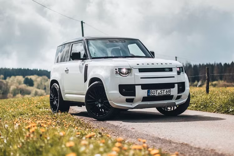 Dự án mới nhất của xưởng độ Đức là thay áo mới cho Land Rover Defender 90 mới, phiên bản trục cơ sở ngắn 3 cửa của dòng SUV offroad.