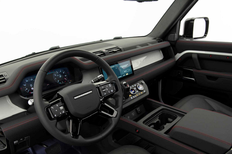 Nội thất của bản độ Land Rover Defender Startech được nâng cấp sang trọng hơn xe nguyên bản với tùy chọn bọc da Alcantara có khâu chỉ trang trí, lót sàn hay bọc bàn đạp. Những tiện nghi khác được giữ nguyên như màn hình cảm ứng, bảng đồng hồ tốc độ kỹ thuật số, điều hòa tự động, cửa sổ trời...