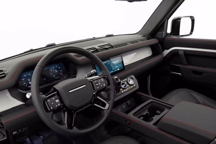 Nội thất của bản độ Land Rover Defender Startech được nâng cấp sang trọng hơn xe nguyên bản với tùy chọn bọc da Alcantara có khâu chỉ trang trí, lót sàn hay bọc bàn đạp. Những tiện nghi khác được giữ nguyên như màn hình cảm ứng, bảng đồng hồ tốc độ kỹ thuật số, điều hòa tự động, cửa sổ trời...