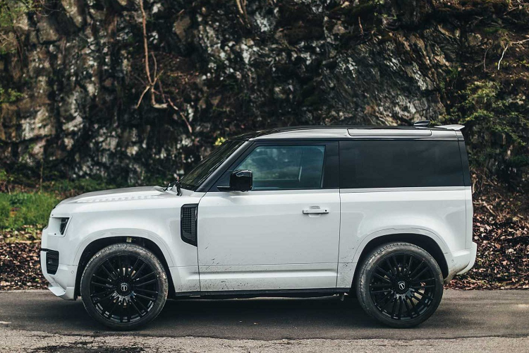 Phiên bản Land Rover Defender Startech có nước sơn chủ đạo màu trắng và có các điểm nhấn màu đen như trụ A và B, cửa kính phía sau, ốp trang trí bên hông... Nâng cấp đáng chú ý nhất là bộ la-zăng Monostar E đa chấu kích thước lên đến 23 inch và lốp cỡ 305/35.