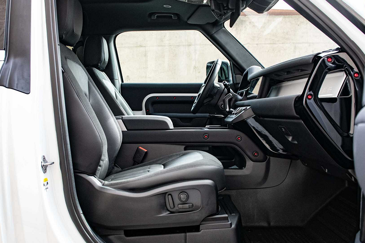 Mức giá xe Land Rover Defender Startech không được công bố chi tiết. Tại Đức, Land Rover Defender 90 có giá khởi điểm 52.700 euro, tương đương 63.700 USD. Mẫu SUV có các tùy chọn động cơ diesel 3.0L, máy xăng 2.0L và động cơ xăng 3.0L. Hộp số tự động 8 cấp và hệ dẫn động AWD là trang bị tiêu chuẩn.