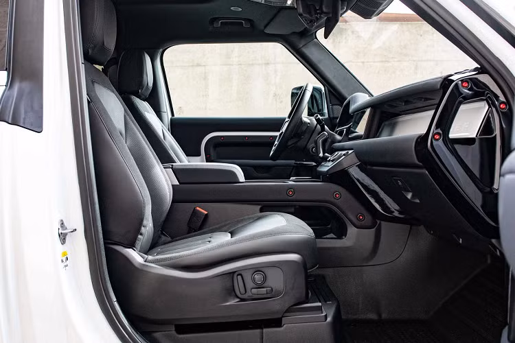 Mức giá xe Land Rover Defender Startech không được công bố chi tiết. Tại Đức, Land Rover Defender 90 có giá khởi điểm 52.700 euro, tương đương 63.700 USD. Mẫu SUV có các tùy chọn động cơ diesel 3.0L, máy xăng 2.0L và động cơ xăng 3.0L. Hộp số tự động 8 cấp và hệ dẫn động AWD là trang bị tiêu chuẩn.