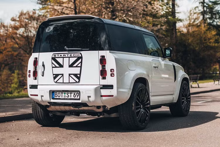 Trái ngược với xu hướng nâng cấp ngoại hình hầm hố thường thấy, chiếc Land Rover Defender Startech có phong cách đơn giản hơn so với xe nguyên bản. Dù vậy, mẫu Defender này vẫn tạo được ấn tượng nhờ các thay đổi táo bạo từ Startech.