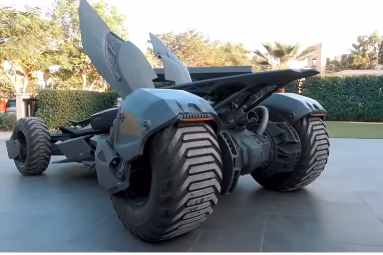 Vô lăng xe giờ đây là loại Thrustmaster F1, và khoang lái có rất nhiều nút bấm, nhưng hầu hết chúng đều chỉ đóng vai trò trang trí chứ không có công dụng gì thật. Chiếc xe sử dụng bộ chọn số tự động lấy từ một chiếc Honda Civic, có camera lùi, và nội thất sẽ sáng đèn khi xe khởi động.