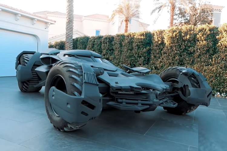 Ngay cả hệ thống ống xả trên bản sao Batmobile này cũng rất hoang dại. Nó có thể phun lửa bắt mắt khi đạt đến tua máy nhất định. Đáng tiếc, phần nội thất của chiếc xe có phần “bình thường” hơn so với bề ngoài ấn tượng.