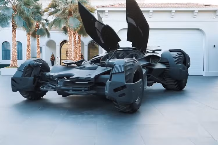 Hơn nữa, nó còn trang bị bộ bánh xe cùng lốp cực lớn, nặng đến 500 kg, sẵn sàng chinh phục các dạng địa hình trước mắt trên chặng đường săn đuổi một tên tội phạm nào đó.