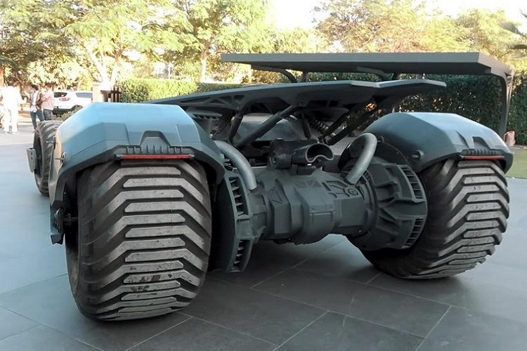 Trước hết, chúng ta hãy nói đến thiết kế của chiếc siêu xe Batmobile đời thật này. Nó là một thiết kế cực kỳ góc cạnh, hầm hố với những phụ tùng khí động học rải rác nhiều vị trí. Nó cũng rất rộng, với người dẫn trong video nói rằng nó rộng hơn nhiều ở đời thật so với nhìn trong video. Tương tự như chiếc xe trong phim, phần cửa mở vào khoang lái có hình dạng như một đôi cánh mở lên, giúp tăng thêm vẻ dữ dằn.