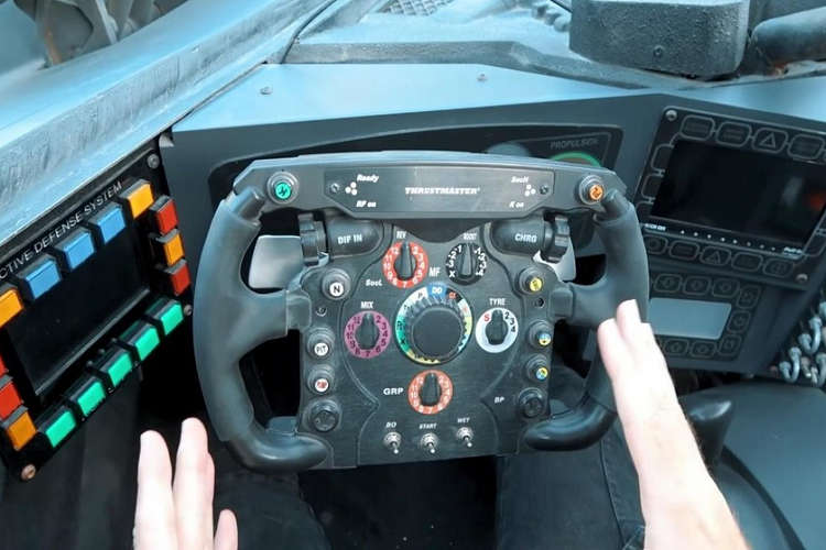 Chiếc Batmobile độc đáo này có bố cục động cơ đặt sau, với sức mạnh đến từ một động cơ siêu nạp Ford F-350 Raptor mạnh hơn 700 mã lực. Vì vậy, đây không chỉ là một bản sao Batmobile giống thật mà còn là một chiếc có công suất mạnh mẽ tương xứng vẻ ngoài.