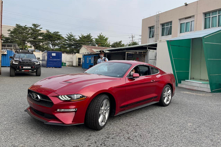 Mẫu xe thể thao Ford Mustang 2021 nổi bật với tông màu đỏ đậm, hần mui xe kéo dài tới đuôi sau kèm bộ vành 5 chấu kép nổi bật. Có hình dáng xe thể thao hai cửa nhưng Mustang vẫn có cấu hình 4 chỗ ngồi truyền thống.
