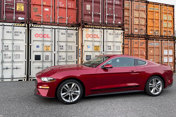 Dưới nắp capo là động cơ tăng áp dung tích 2.3L cho công suất tối đa 310 mã lực, mô-men xoắn cực đại 474 Nm. Hộp số tự động 10 cấp là tùy chọn, tiêu chuẩn là hộp số sàn 6 cấp. Tại Mỹ, giá xe Ford Mustang 2021 mui cứng dùng động cơ 2.3L giá 32.225 USD, phiên bản dùng động cơ V8 dung tích 5.0L bán ra lên tới hơn 36.000 USD.